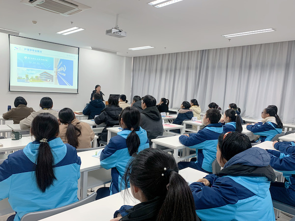 朱雪娇副院长做专业介绍