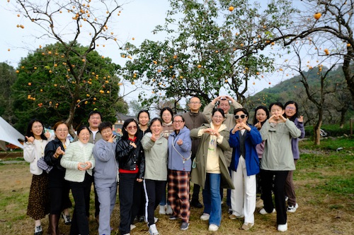 教职工游览梅里探柿合影